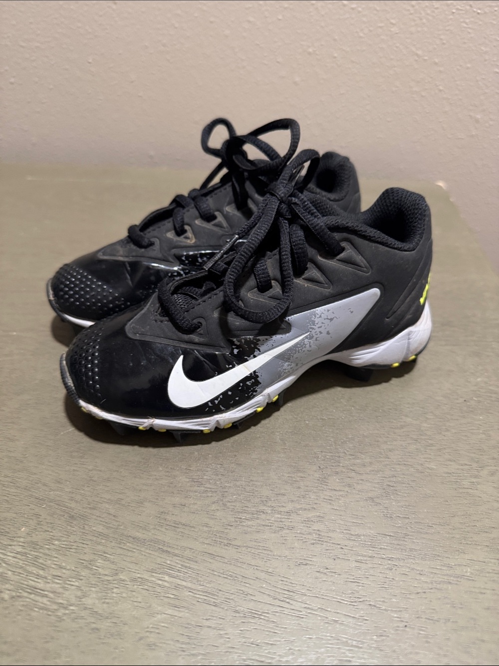 Nike Vapor Baseball Kids Black White and Yellow Cleats size 10